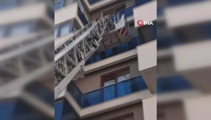 Balkon boşluğuna sıkışan güvercini itfaiye ekipleri kurtardı